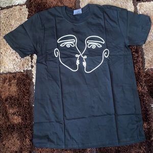 T shirt with kissing faces
